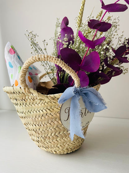 capazo de palma placa de madera con nombre para regalo, arreglo floral, neceser diseño koala con luna, tote bag con koala rey y rana; personalizado con nombre. 