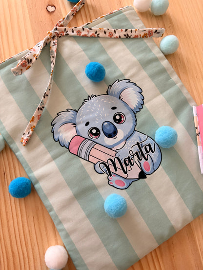 tierna funda para iPad cosida a mano, con telas de fabricación española en 100% algodón exterior en rayas color mint y el interior en flores de distintos colores a juego, cierre en forma de lazada.
