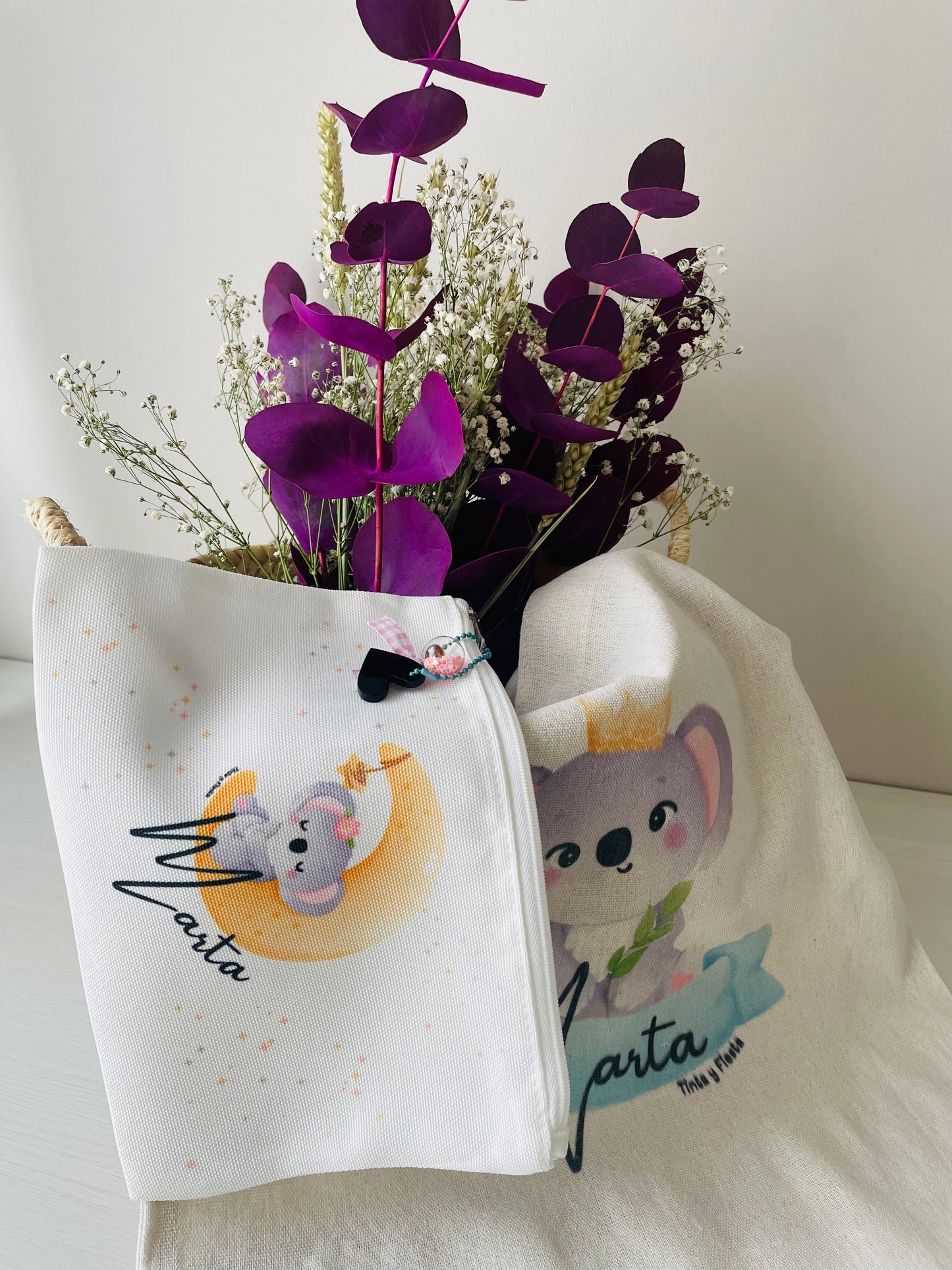 capazo de palma placa de madera con nombre para regalo, arreglo floral, neceser diseño koala con luna, tote bag con koala rey y rana; personalizado con nombre. 