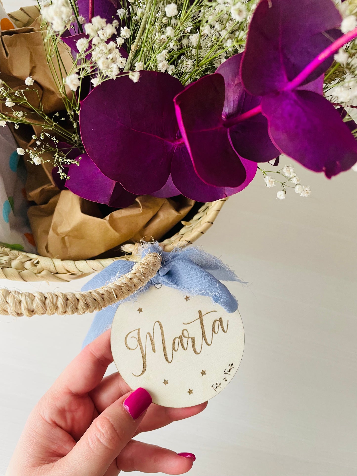 capazo de palma placa de madera con nombre para regalo, arreglo floral, neceser diseño koala con luna, tote bag con koala rey y rana; personalizado con nombre. 