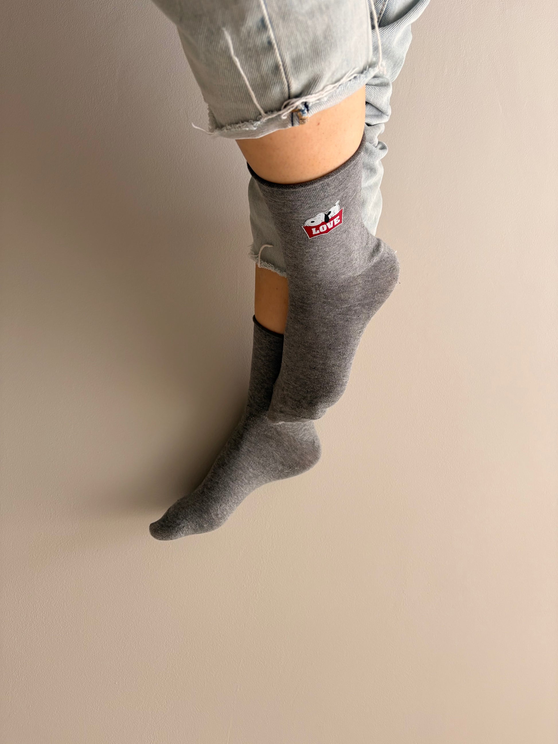 calcetines personalizados modelo Love a juego con la camiseta del mismo estampado 