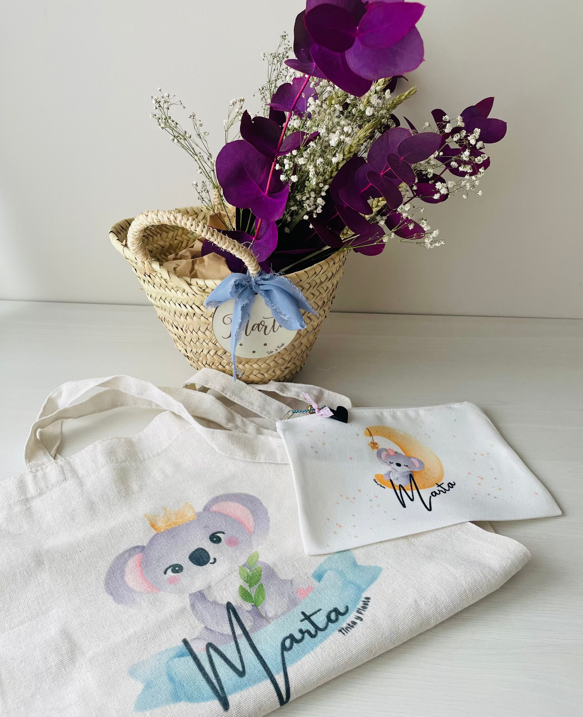 capazo de palma placa de madera con nombre para regalo, arreglo floral, neceser diseño koala con luna, tote bag con koala rey y rana; personalizado con nombre. 