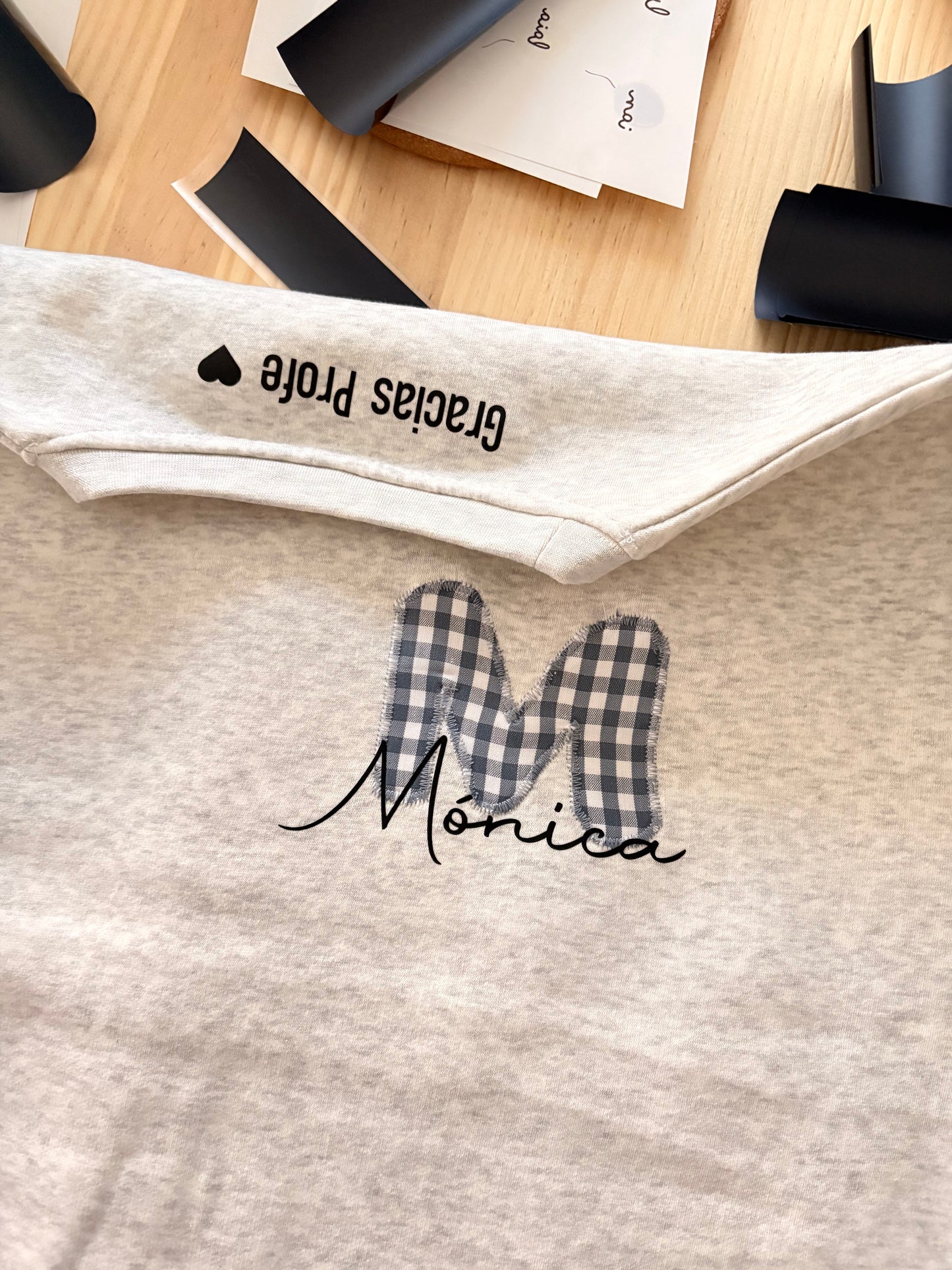 Sudadera con inicial lateral