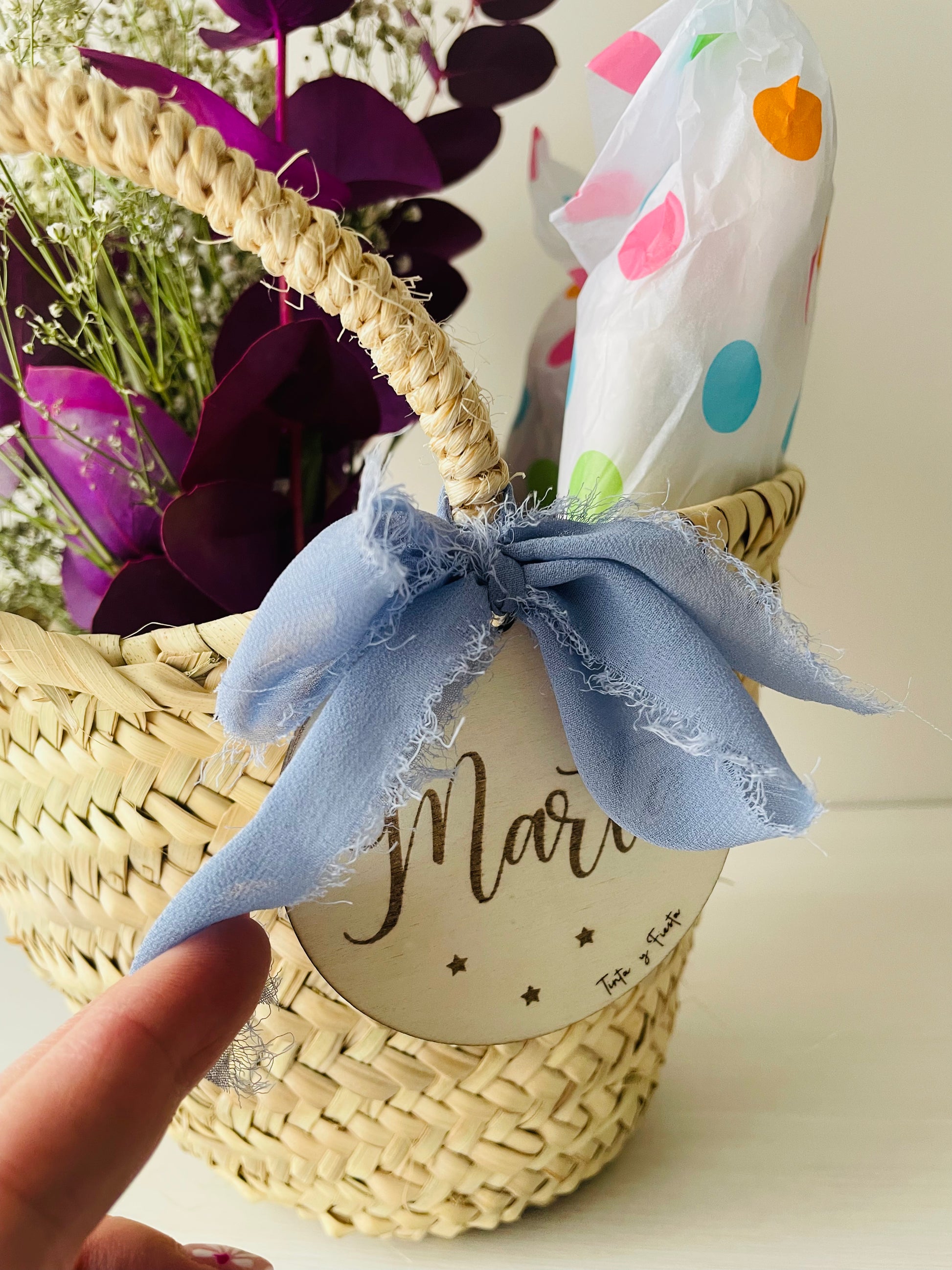 capazo de palma placa de madera con nombre para regalo, arreglo floral, neceser diseño koala con luna, tote bag con koala rey y rana; personalizado con nombre. 
