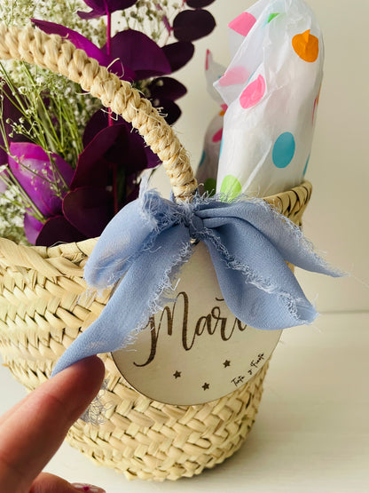 capazo de palma placa de madera con nombre para regalo, arreglo floral, neceser diseño koala con luna, tote bag con koala rey y rana; personalizado con nombre. 