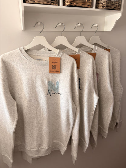 Sudadera con inicial lateral